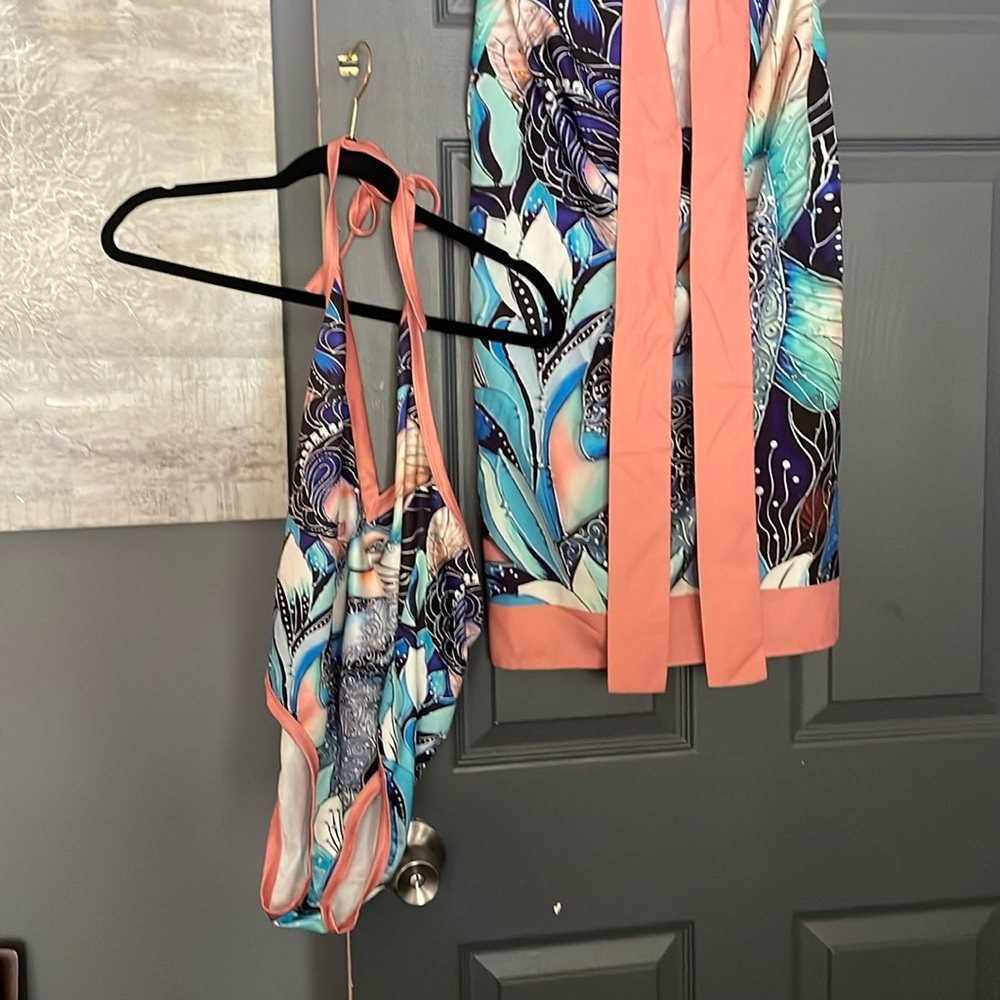 Very cute, open back very slimming